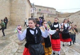 Danzantes en la procesión en honor a la Virgen de las Candelas en Hornillos de Cerrato.