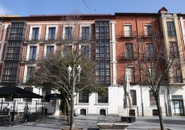 El Hotel Colón Plaza y a la derecha el edificio en el que se ampliarán sus instalaciones.