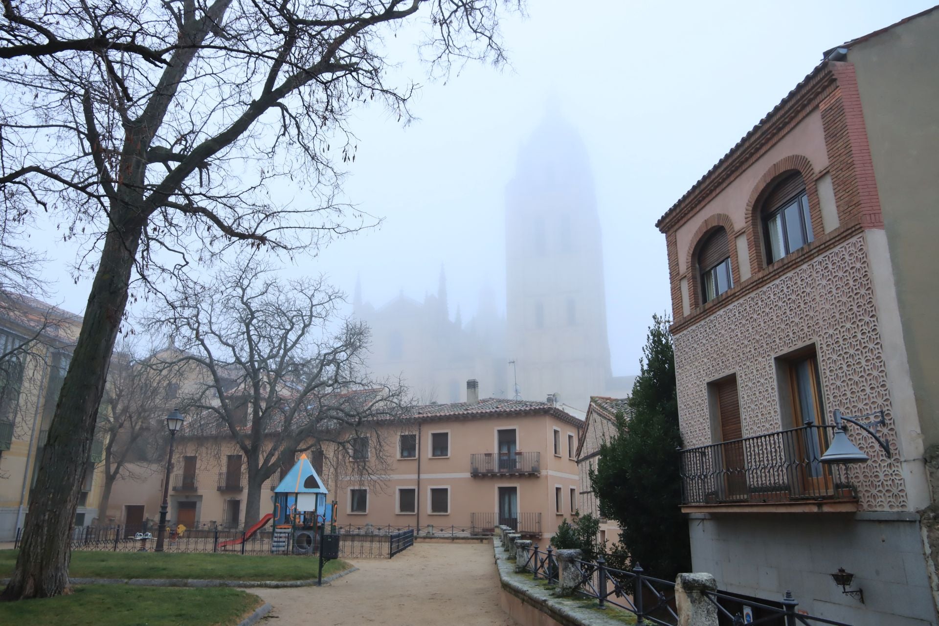 Segovia amanece envuelta en niebla