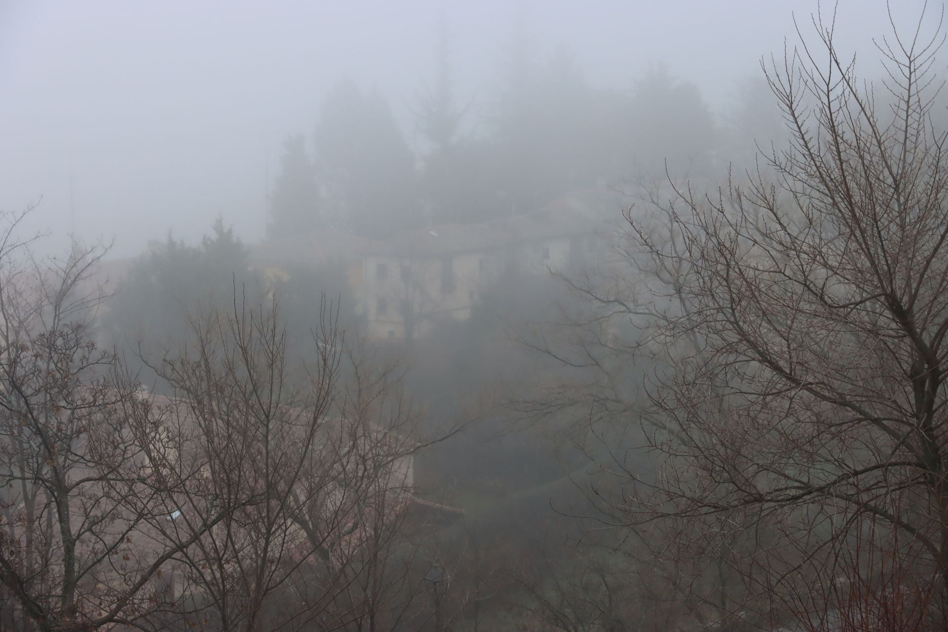 Segovia amanece envuelta en niebla