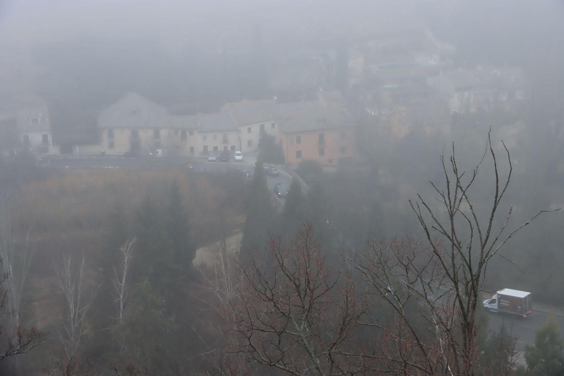 Segovia amanece envuelta en niebla