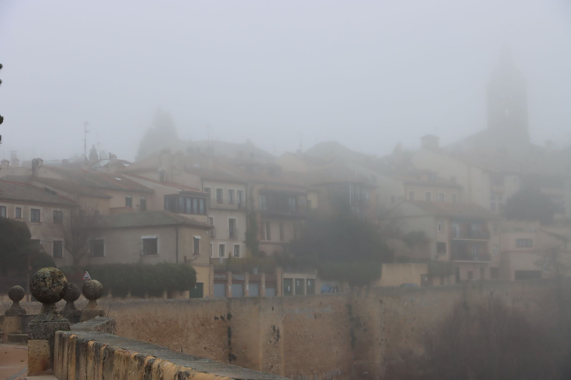 Segovia amanece envuelta en niebla