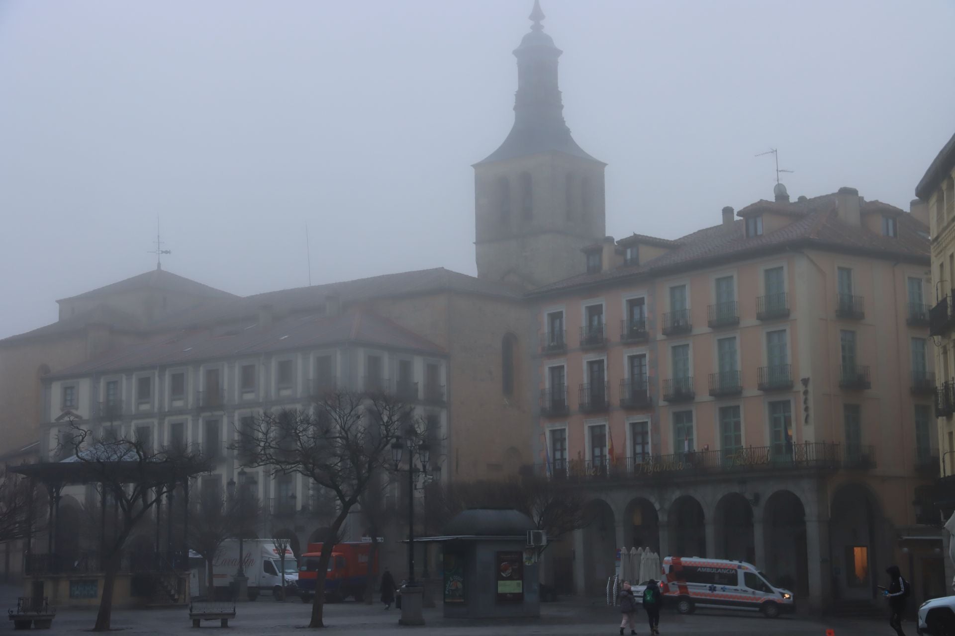 Segovia amanece envuelta en niebla