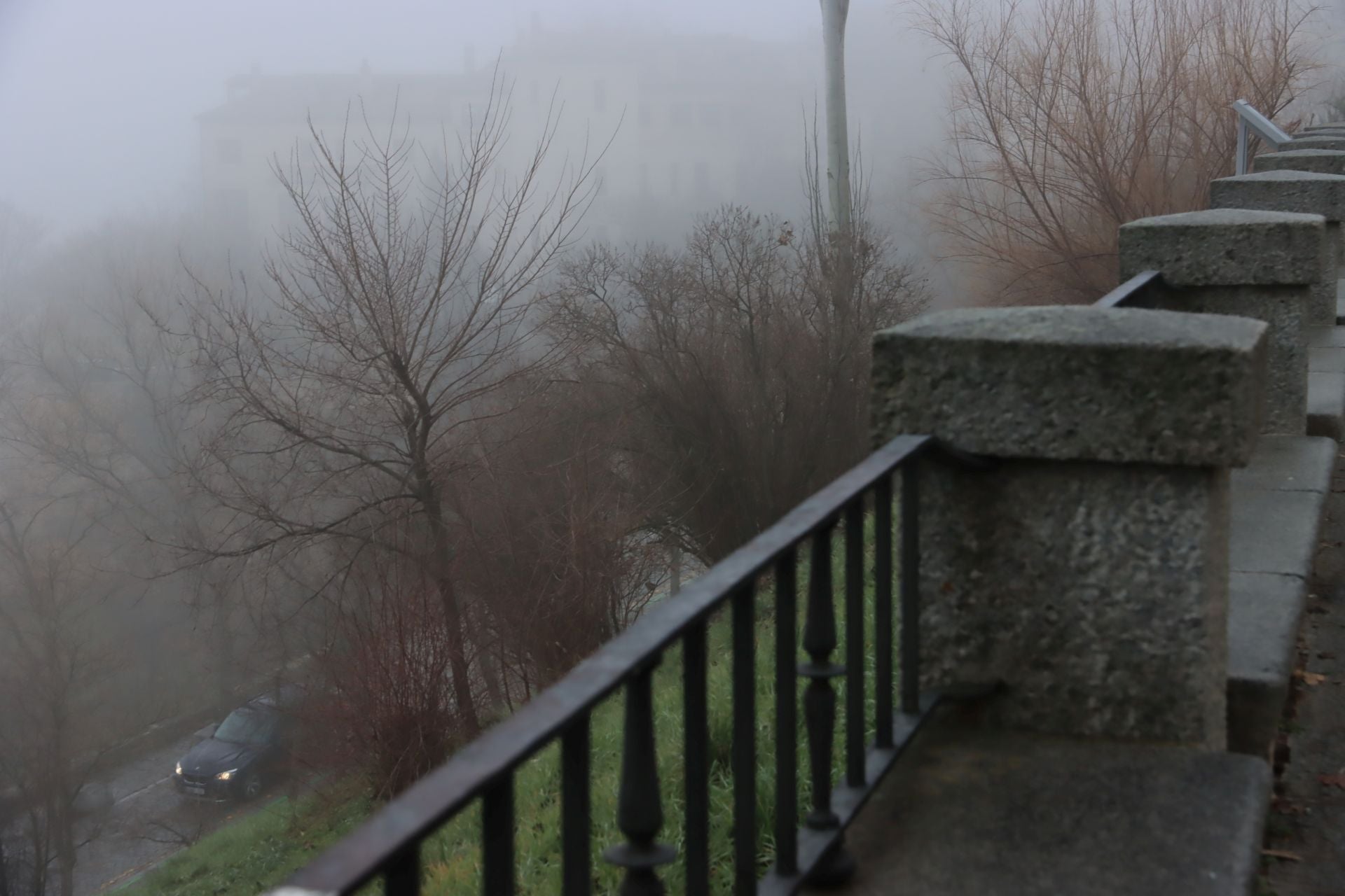 Segovia amanece envuelta en niebla