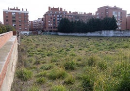 Terrenos de la antigua fábrica de Ovosec vistos desde la calle Manuel López Antolí. Al fondo, las viviendas de la calle Europa.