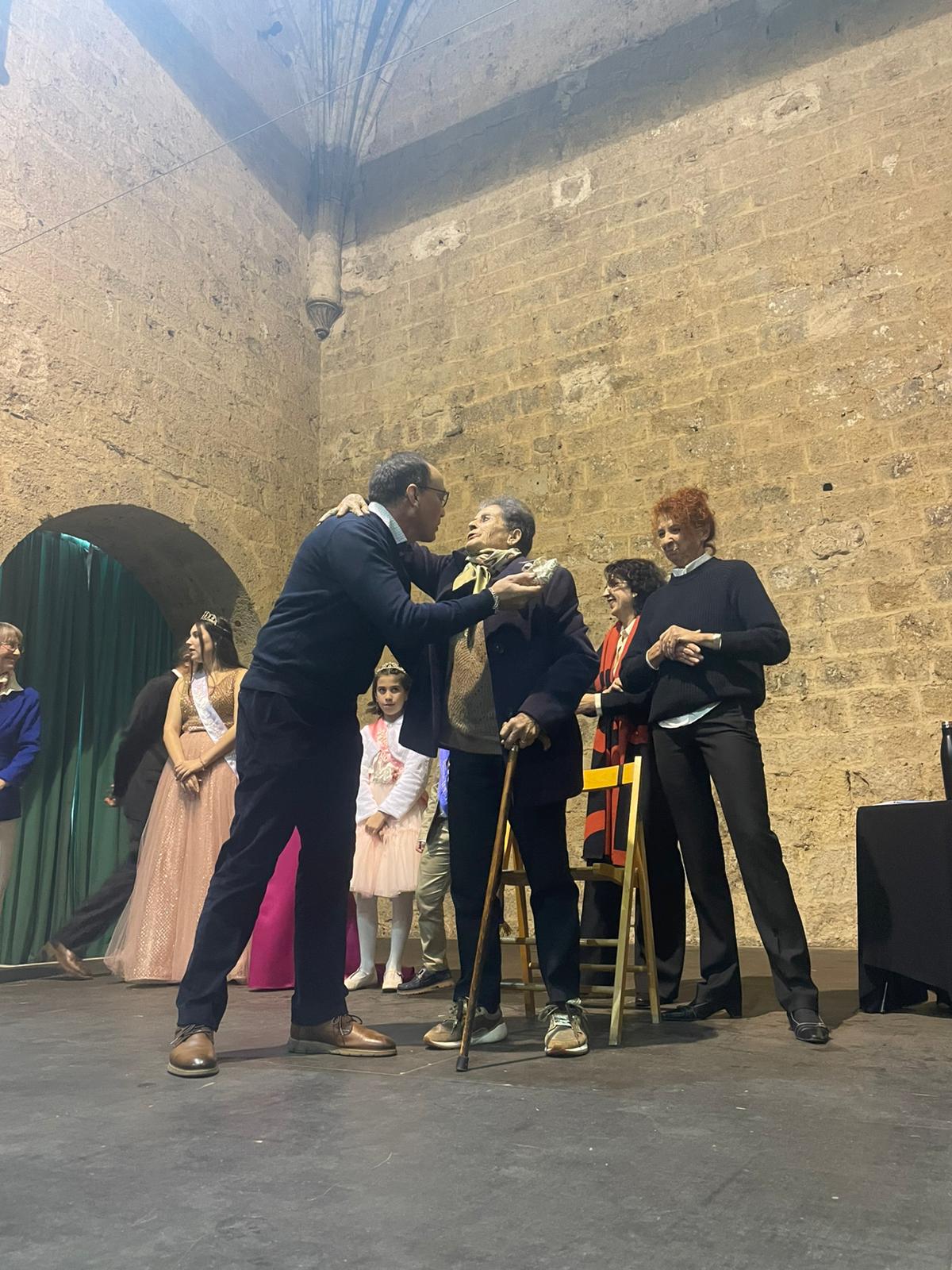 Homenaje de Tordehumos a su veterana vecina Presentación Allén