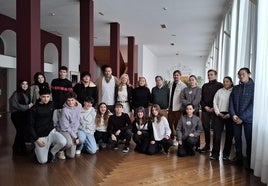 Los organizadores del Impro Valladolid, junto con parte de la comunidad educativa.
