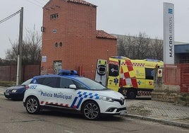 Policía Local y ambulancia, este martes al mediodía en la calle Vázquez de Menchaca.