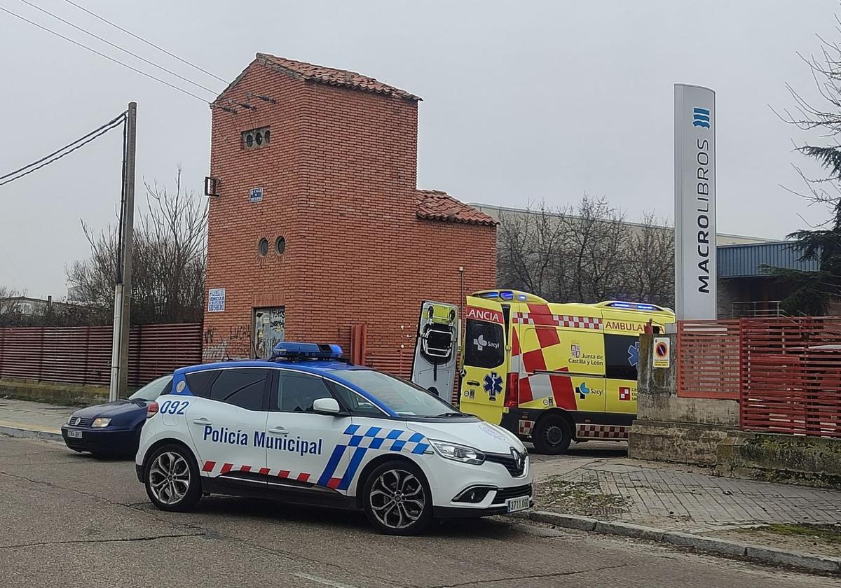 Policía Local y ambulancia, este martes al mediodía en la calle Vázquez de Menchaca.