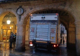 El camión empotrado contra el arco de la Plaza Mayor de Salamanca