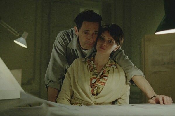 Adrien Brody y Felicity Jones, en 'The Brutalist'.