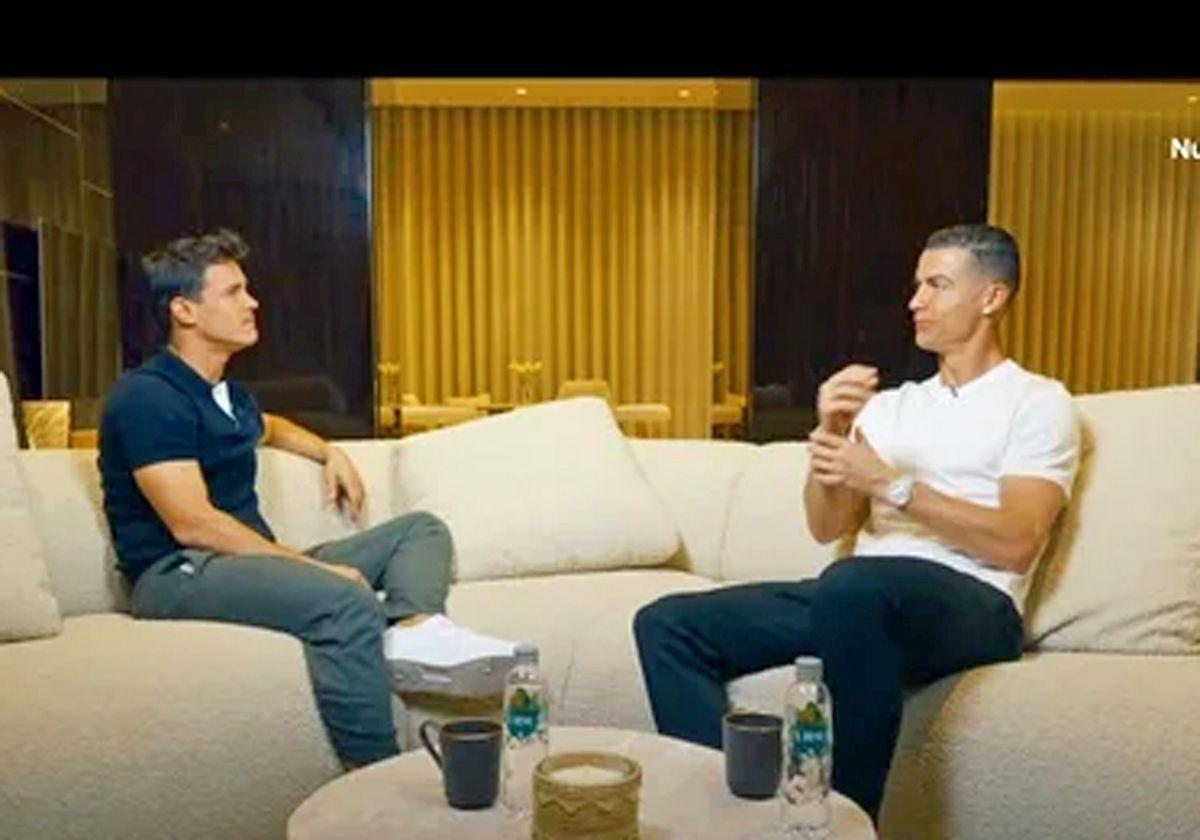 Edu Aguirre con Cristiano Ronaldo durante la entrevista.