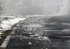 Imagen de archivo de hielo sobre la calzada.