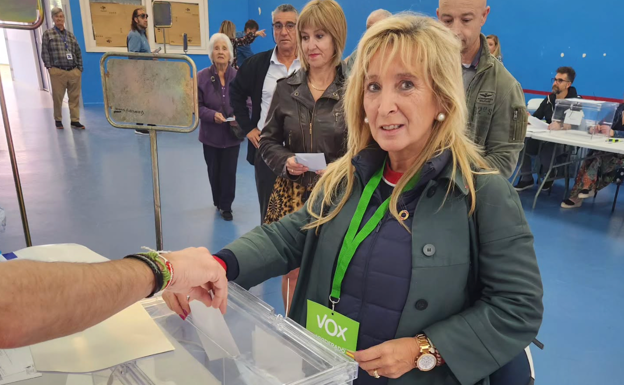 Isabel Pérez ejerciendo su derecho al voto en los comicios del 28 de mayo de 2023.