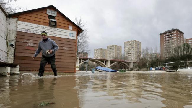 Imagen antes - Estados de los paseos inferiores del Pisuerga, antes del puente de Poniente, el miércoles de la semana y el martes de la presente.