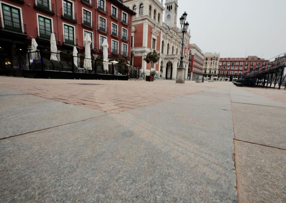 Imagen secundaria 1 - Un coche lleno de polvo sahariano y acumulación en el centro de Valladolid durante un episodio de intrusión.