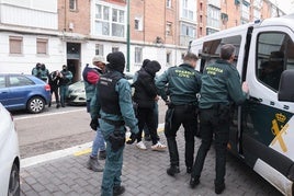 La Guardia Civil detiene a dos hombres en el barrio del Hospital en el marco de una macrorredada contra los robos con fuerza.