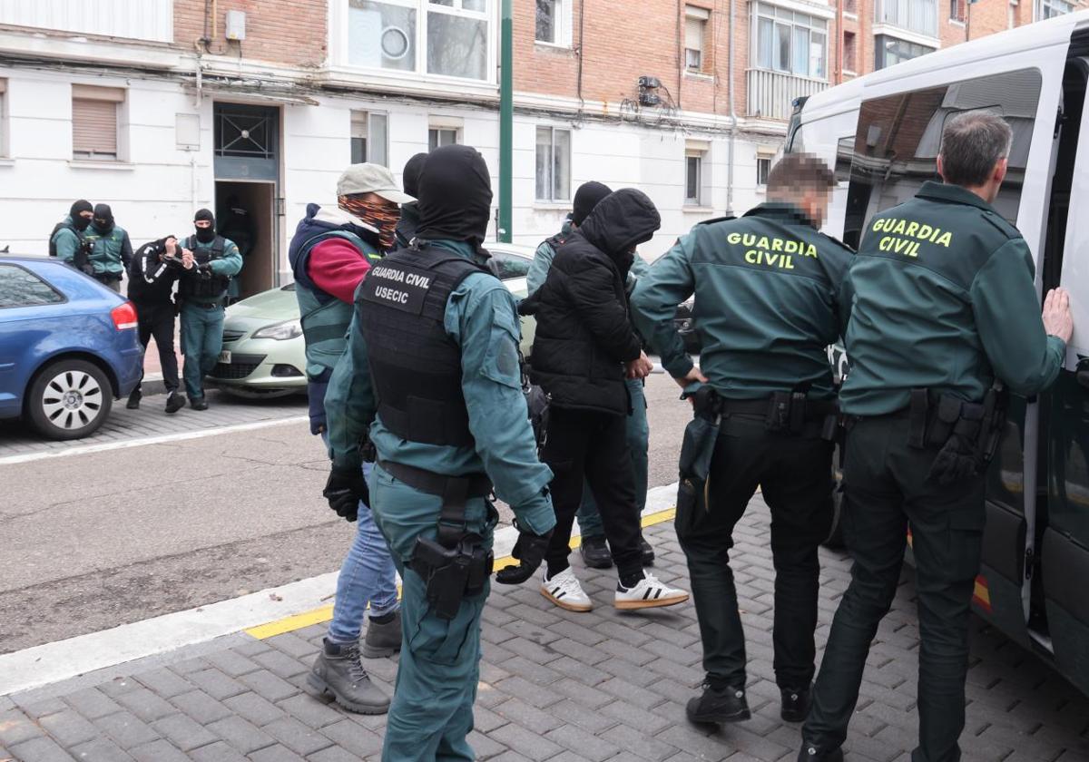 La Guardia Civil detiene a dos hombres en la calle Doctor Ochoa de la capital durante la redada llevada a cabo esta mañana.