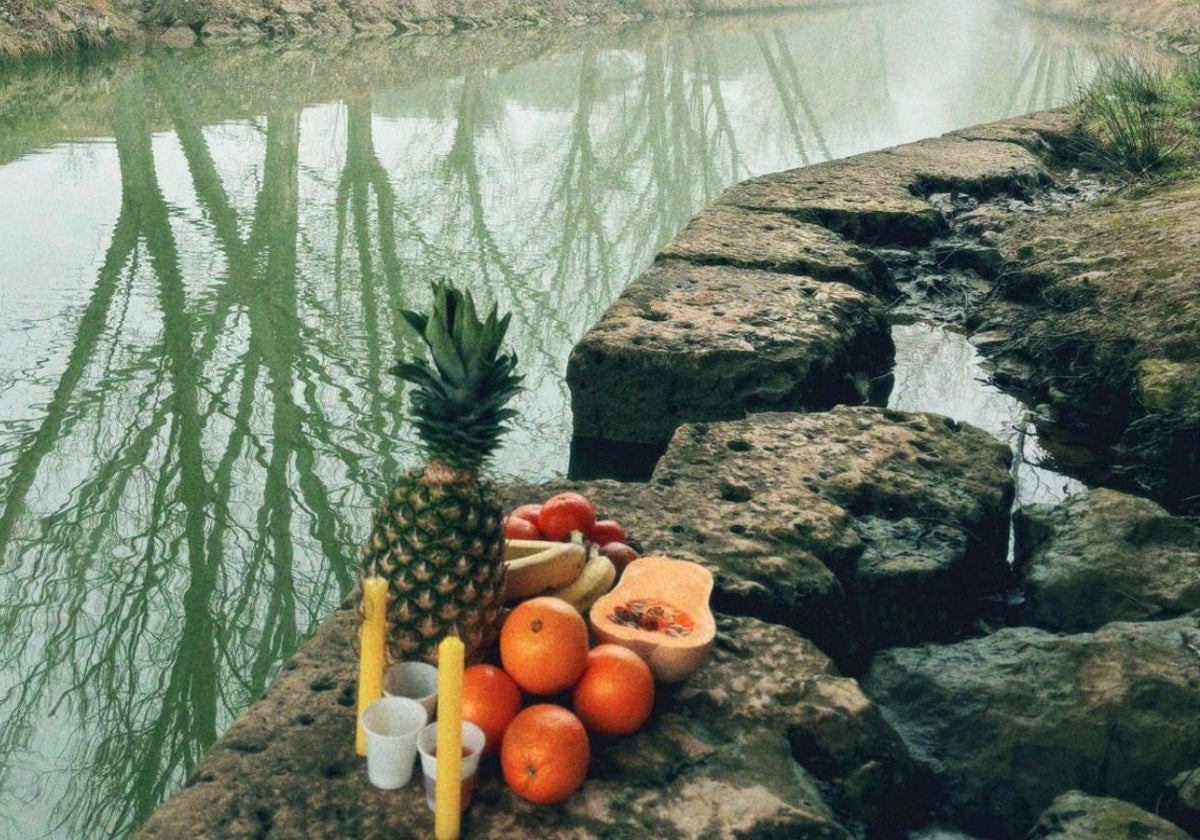 Las frutas, la calabaza, las velas y los vasos, bajo el puente, junto al Canal de Castilla Artemio Domínguez