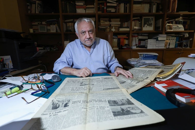 Carlos Gallego, estudiante de Derecho durante el cierre de la UVA en 1975 posa con la portada de El Norte del 9 de febrero de hace cincuenta años.