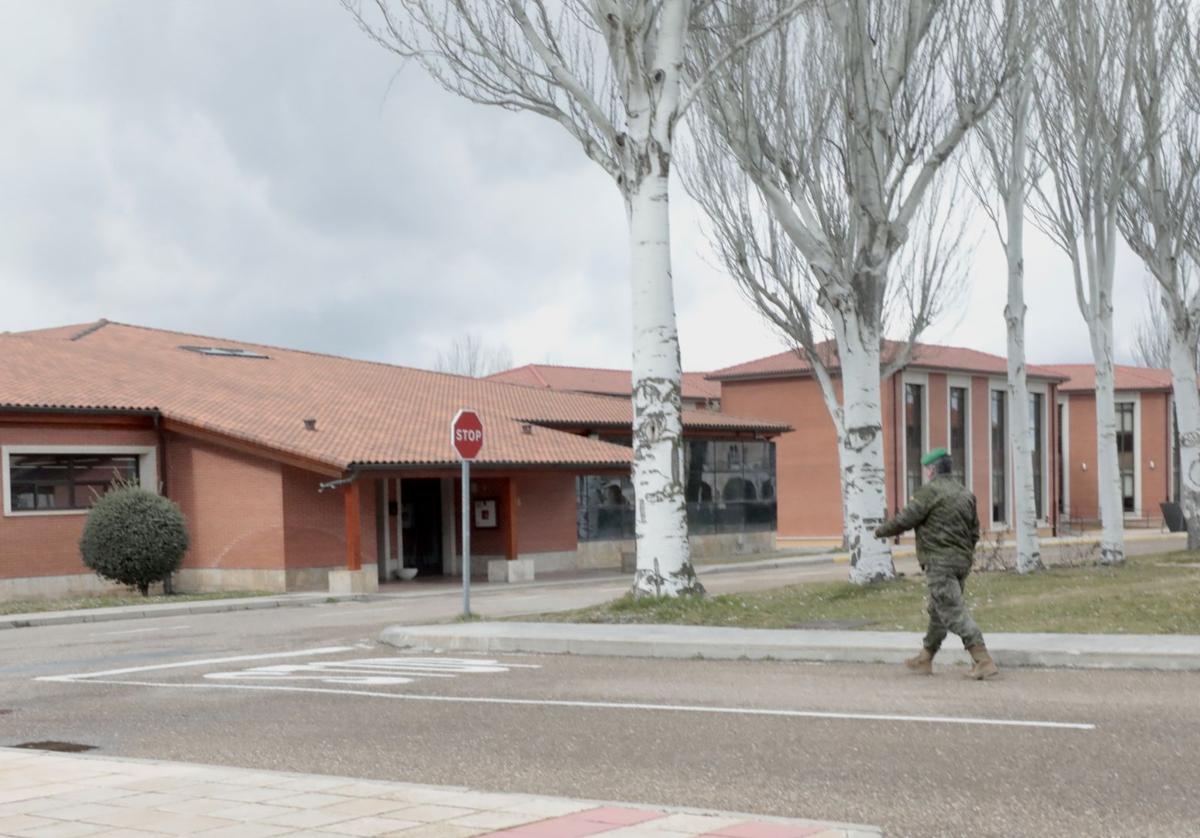 Un militar camina por la base militar de Santovenia en una imagen de archivo.