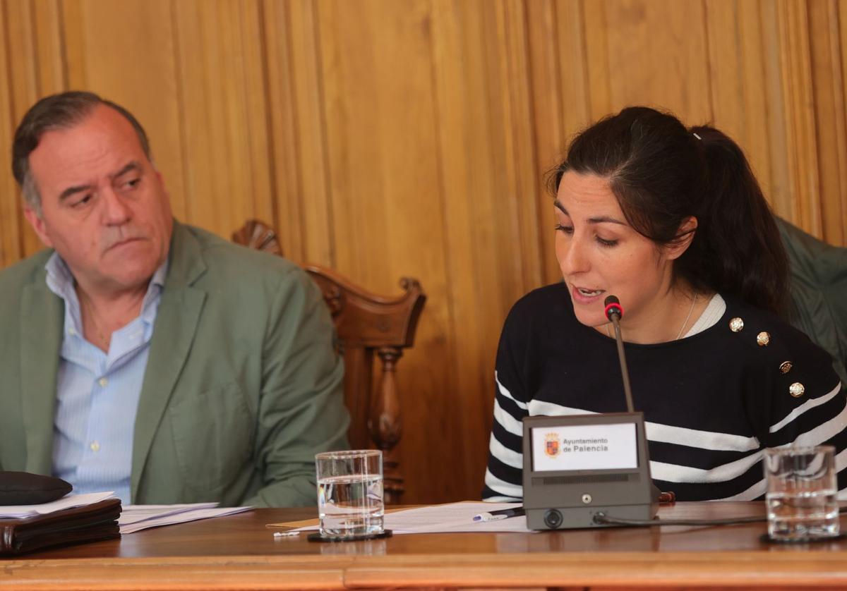 Marta Font interviene en un pleno del Ayuntamiento de Palencia.