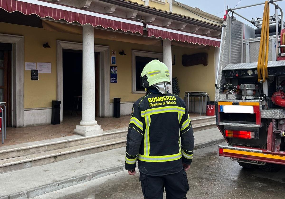 Un bombero a las puertas del restaurante de Remondo afectado por el incendio.