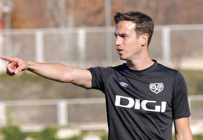 Íñigo Pérez, entrenador del Rayo, durante un entrenamiento