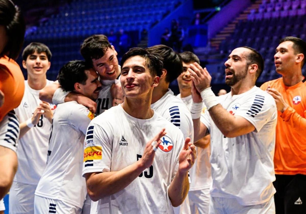 Ahumada, tras un partido con la selección chilena de balonmano en el pasado mundial.