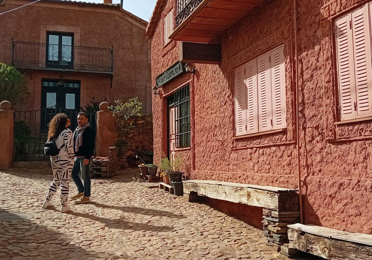 Una pareja de turistas visita Madriguera, en el nordeste provincial.