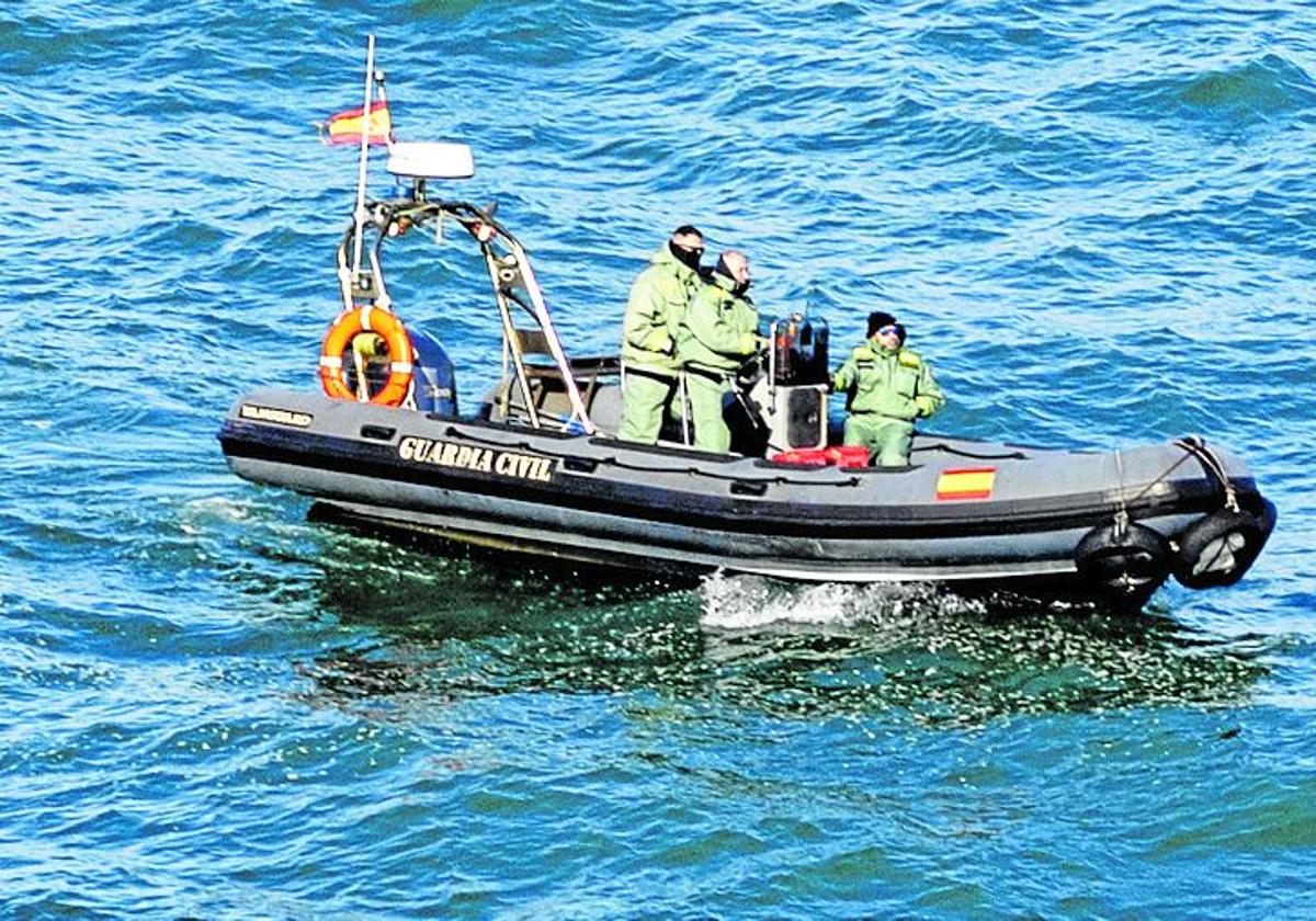 Patrullera de la Benemérita peinando la costa en busca de algún indicio.