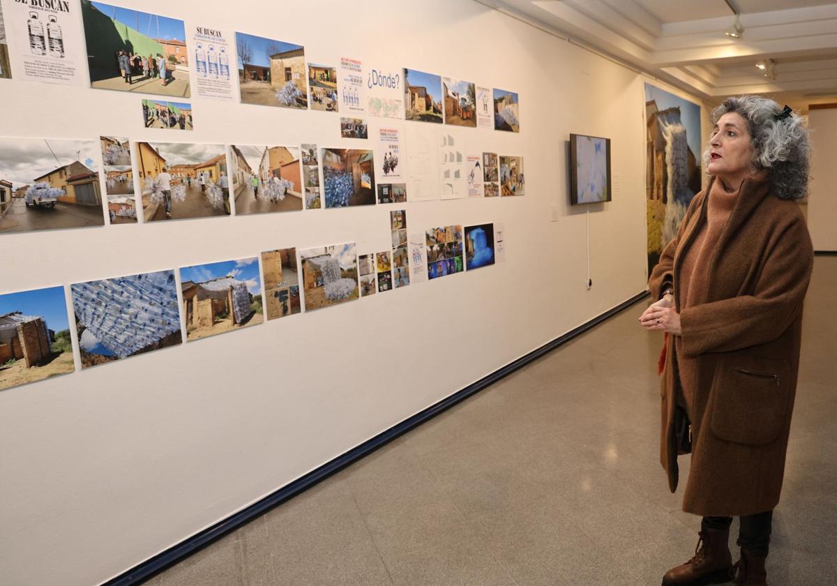 Mercedes Melero, ante imágenes de su exposición sobre el agua en Boadilla de Rioseco.