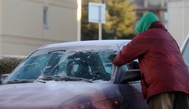 Un hombre retira el hielo de la luna delantera de su coche, en una imagen de archivo.