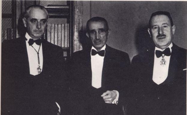 Alonso Cortés en el centro, entre Jose Maria Pemán y González Palencia en su ingreso en la RAE en 1945.