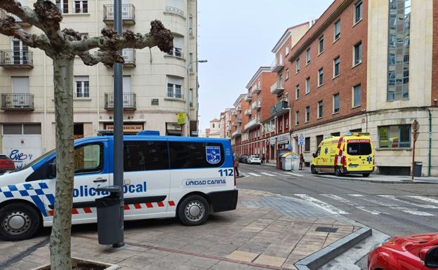 Policía Local y ambulancia, durante la operación en el centro de La Puebla.