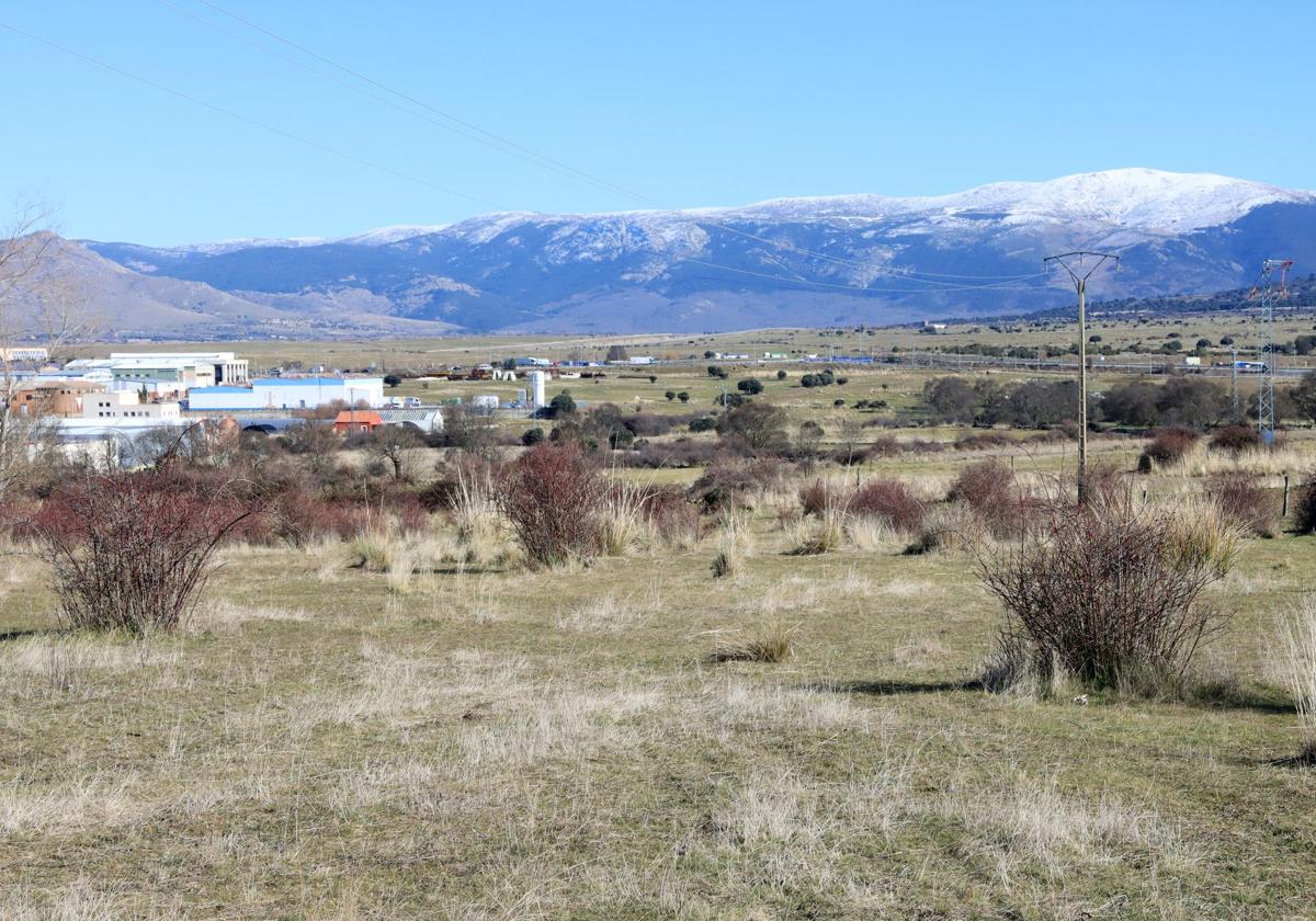 Terrenos de Prado del Hoyo, con el polígono industrial de Hontoria al fondo y la autopista AP-61 a la derecha.