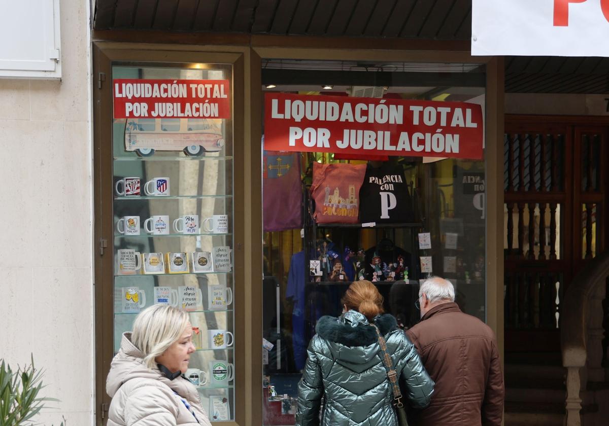 Un nuevo cierre acentúa el declive de la Calle Mayor de Palencia