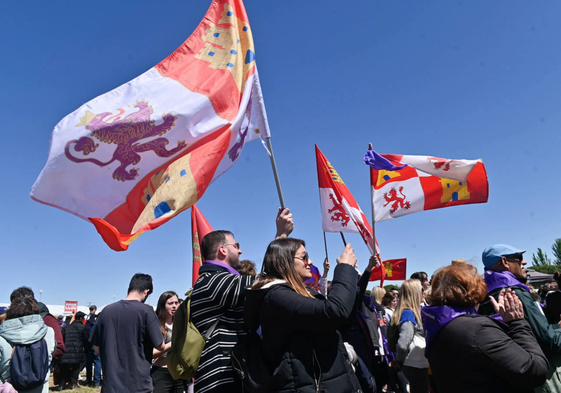 Varias personas portan banderas de Castilla y León, el año pasado en Villalar de los Comuneros.