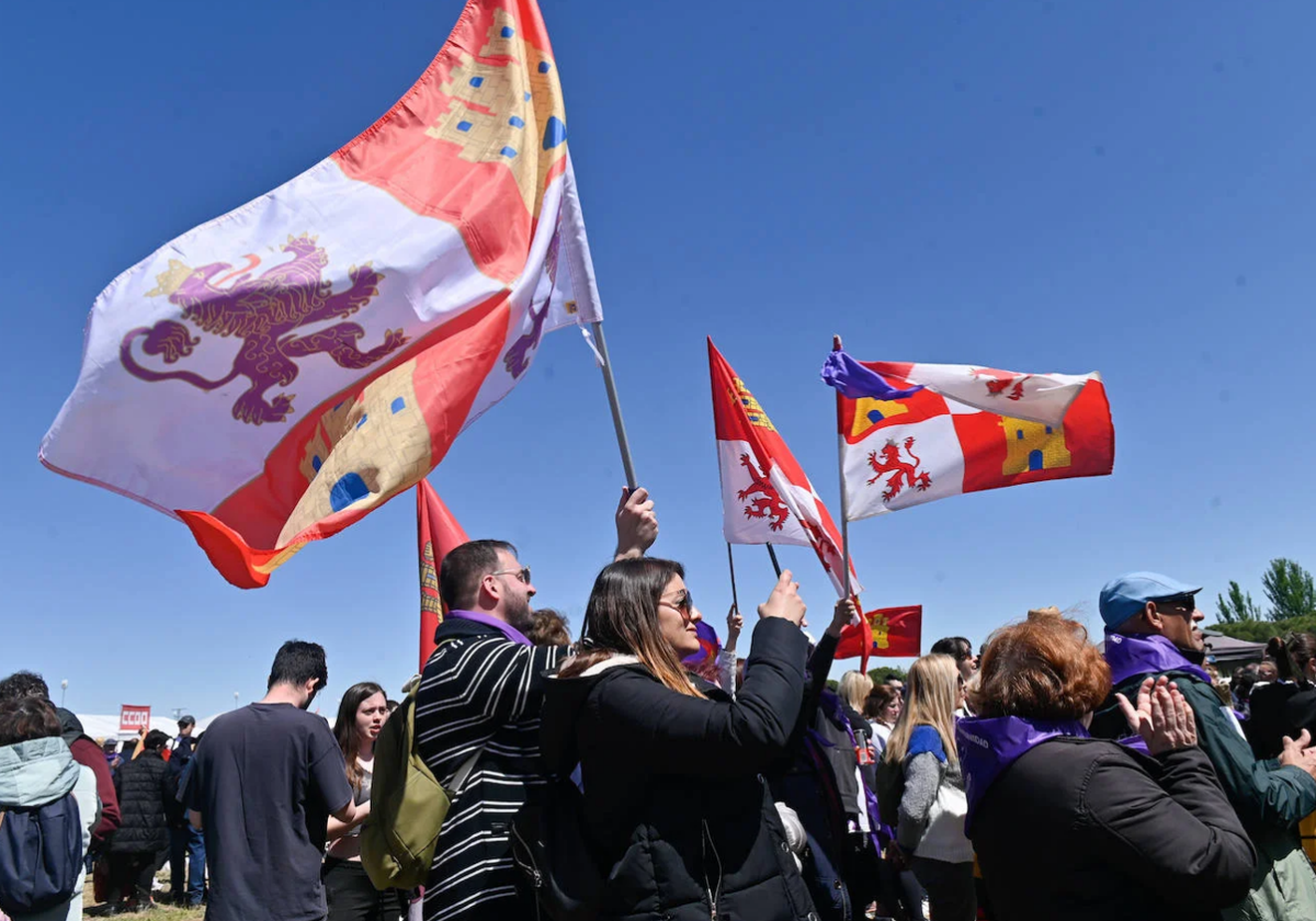 Varias personas portan banderas de Castilla y León, el año pasado en Villalar de los Comuneros.