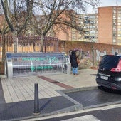 El Ayuntamiento de Valladolid reinstala los parkibicis sobre las aceras