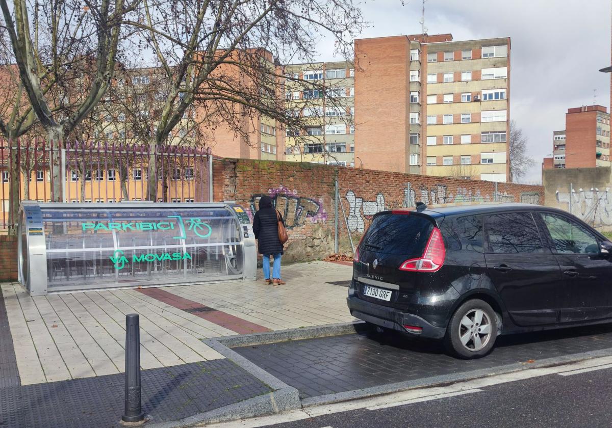 El Ayuntamiento de Valladolid reinstala los parkibicis sobre las aceras
