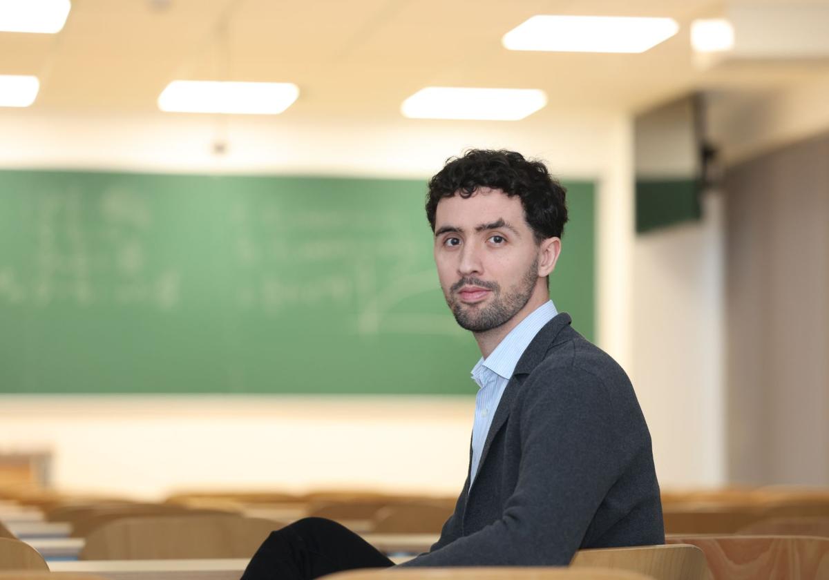 Gabriel Pérez Callejo en el aula de la Universidad de Valladolid, donde imparte clase.