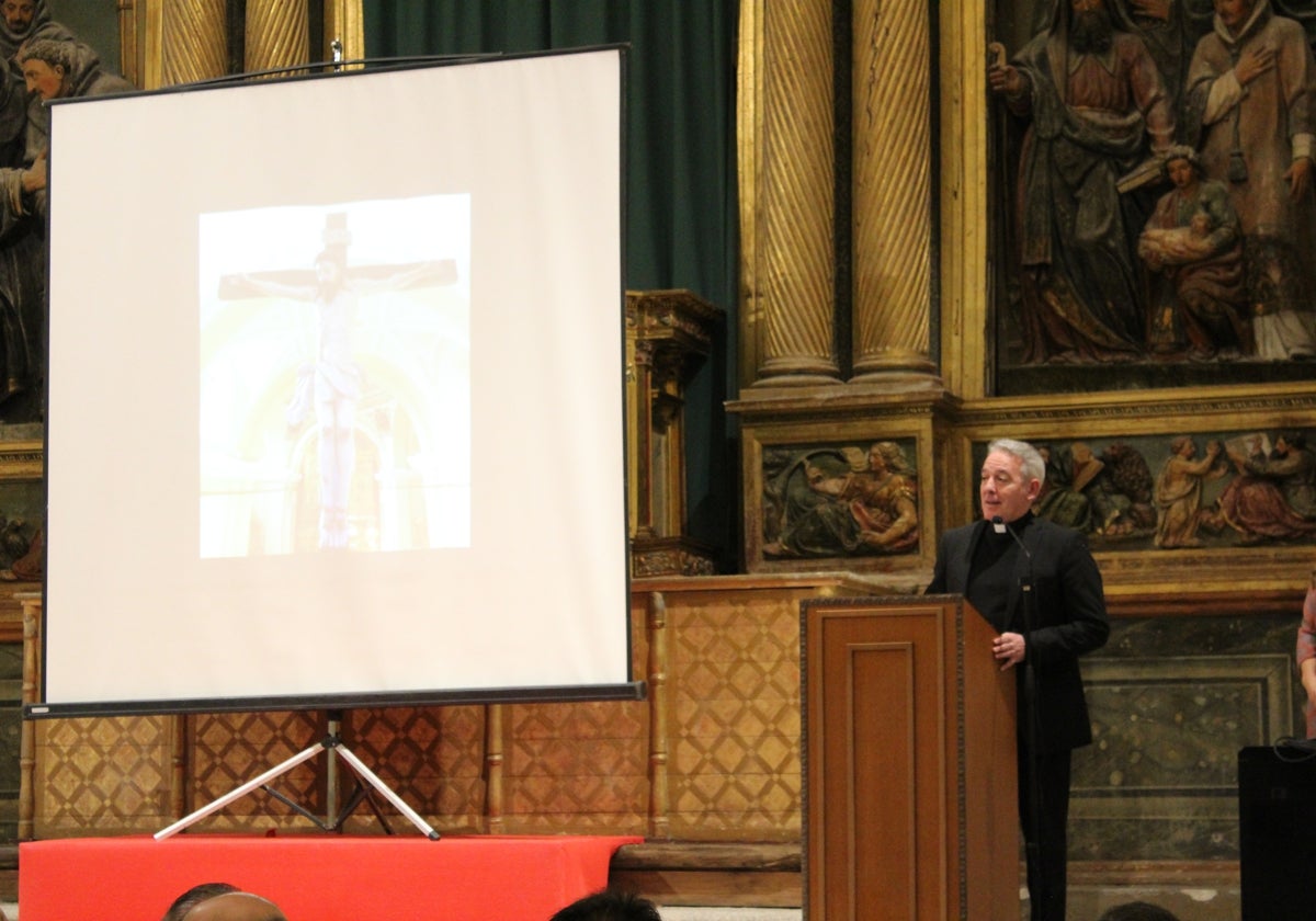 Jesús Fernández Lubiano, pregonero de la Semana Santa 2025, en la presentación del Anuario Cofrade