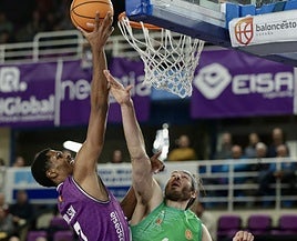 Wilson supera la oposición de Stutz para dejar una bandeja en el aro.