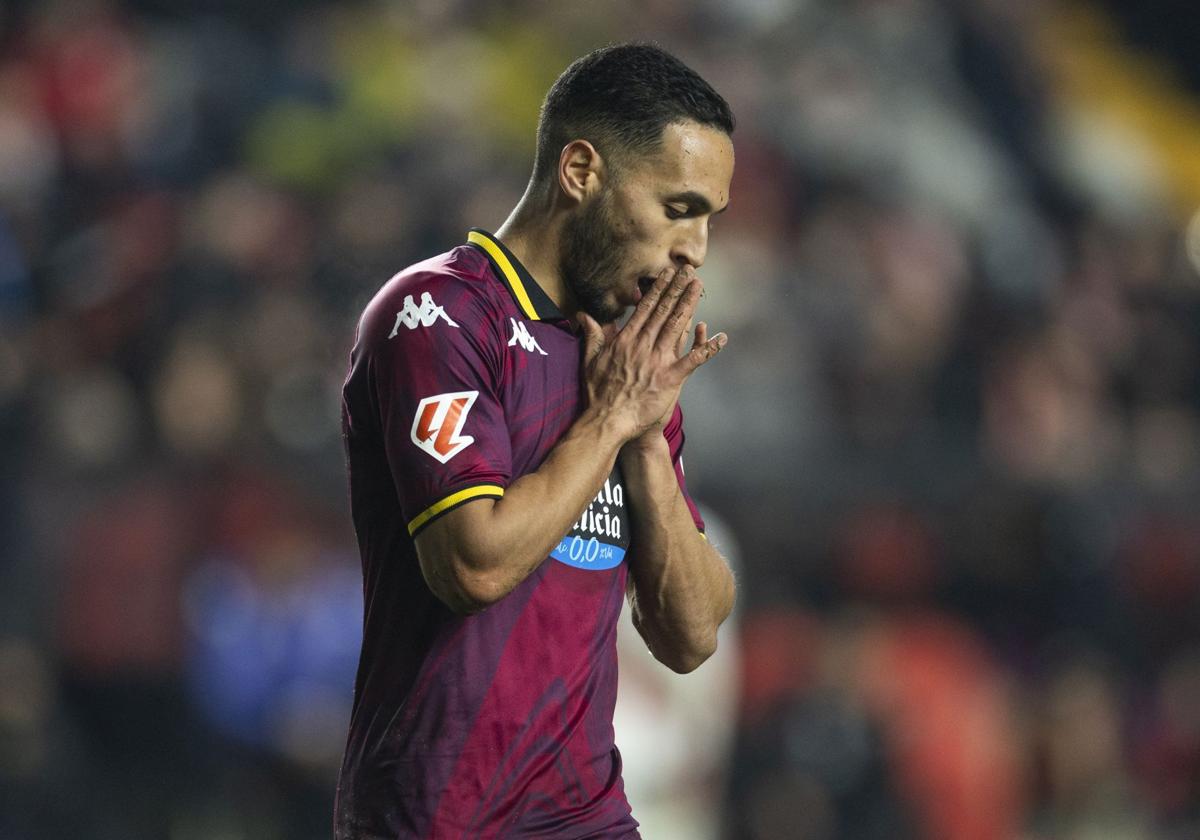 Anuar le lamenta tras la derrota en Vallecas.