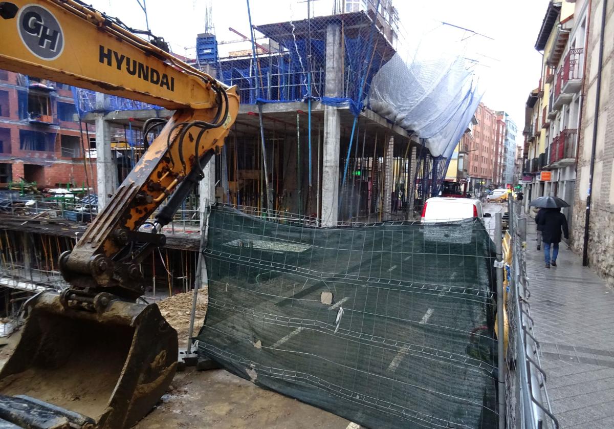 Obras de construcción del Edificio Plaza que mantienen cortada al tráfico la calle Alonso Pesquera.