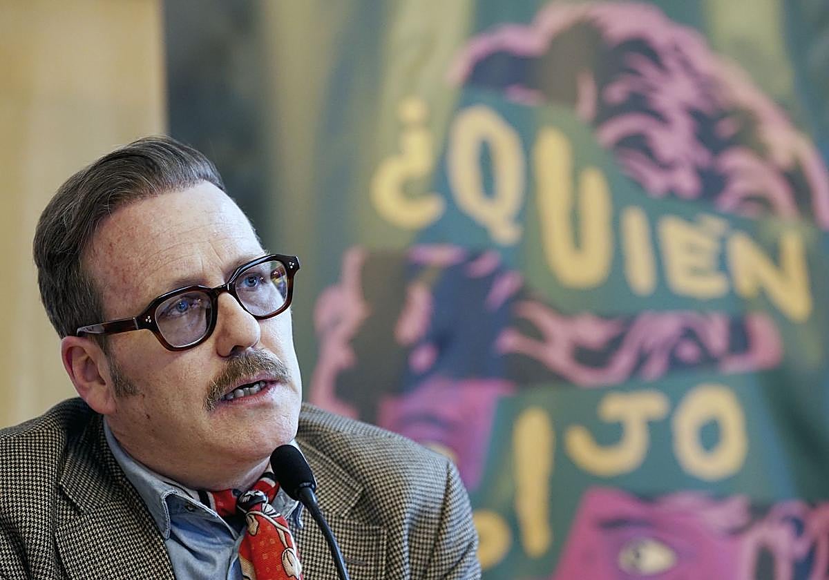 Joaquín Reyes, autor del cartel del Foro que está detrás.