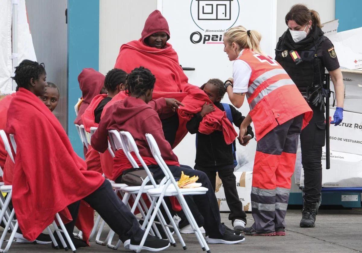 Efectivos de la Cruz Roja atienden a varios menores migrantes no acompañados.