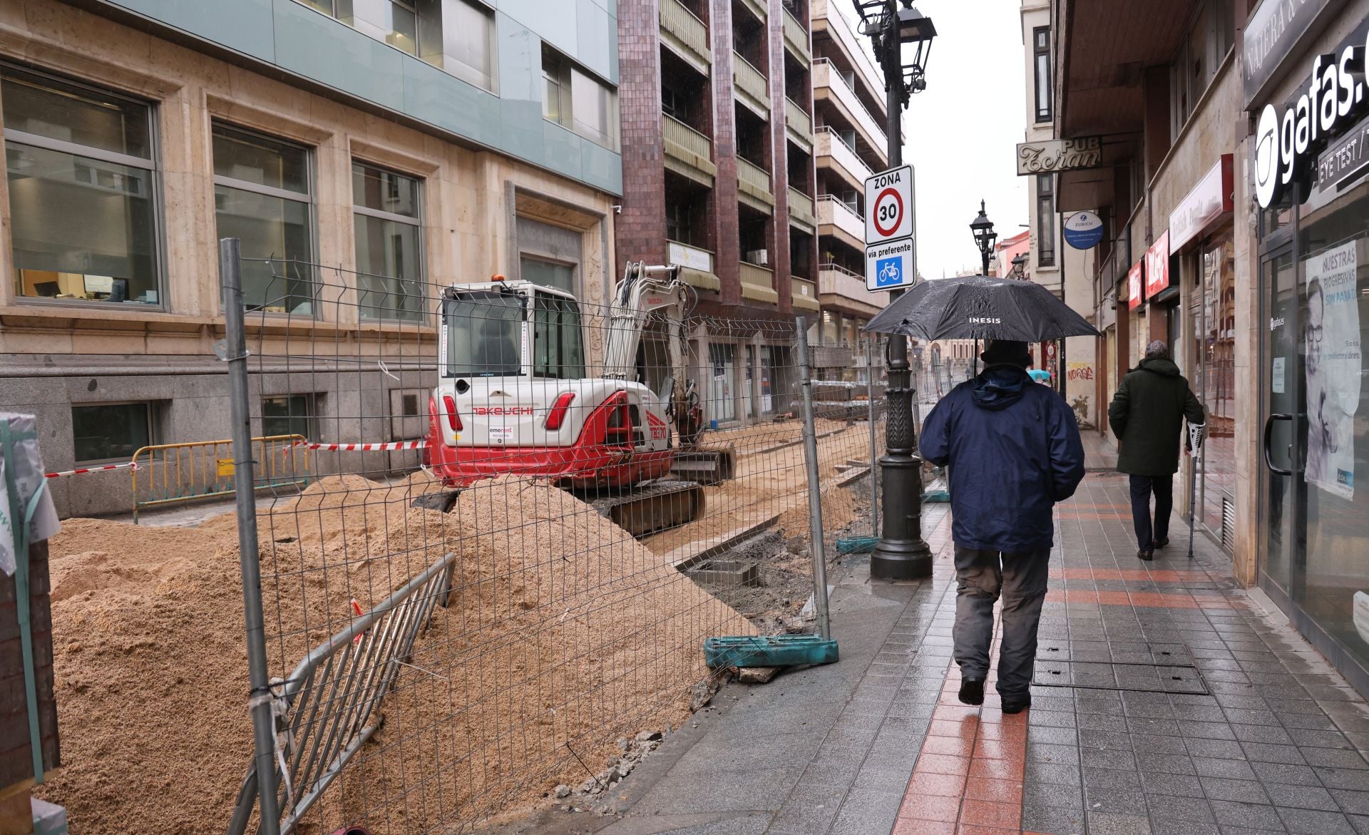 Obras de semipeatonalización en la calle La Cestilla, dentro de la Zona de Bajas Emisiones.