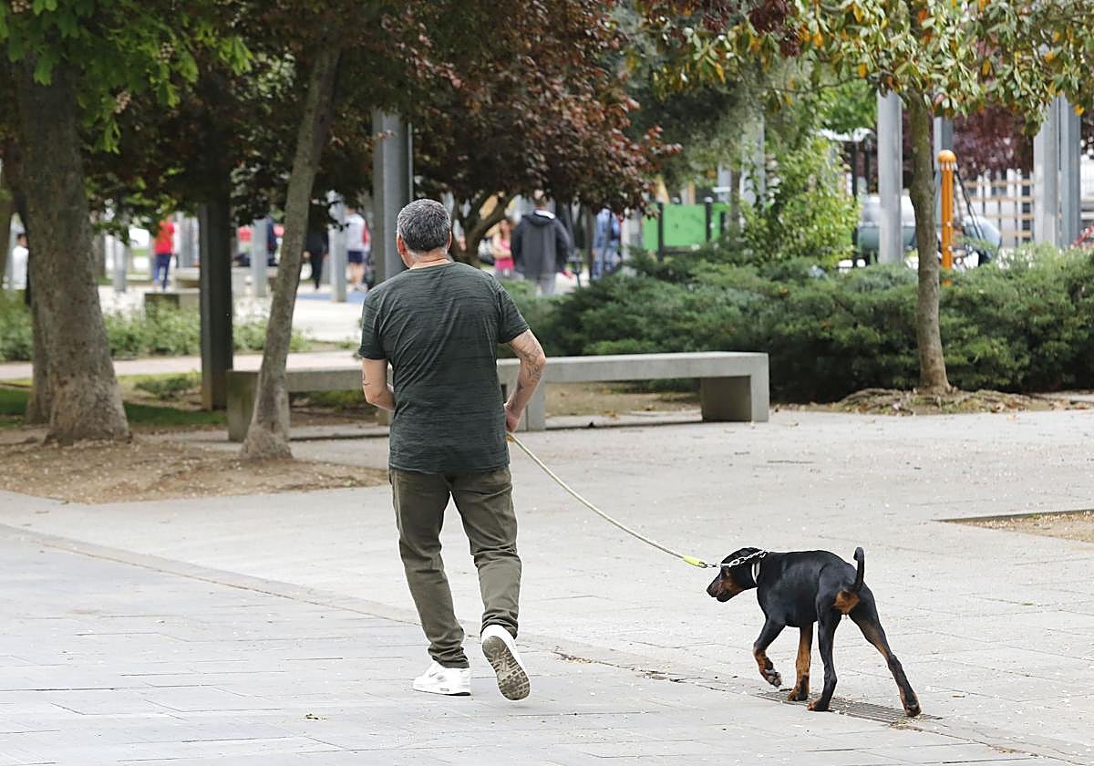 El dueño de un perro pasea a su mascota por el parque del Salón en una foto de archivo.
